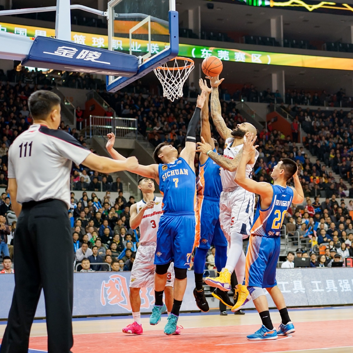 洛杉矶银河经理：伊布真的认为自己是上帝，他是个特别的家伙（洛杉矶银河主帅称伊布自视如神，确实是个与众不同的人）