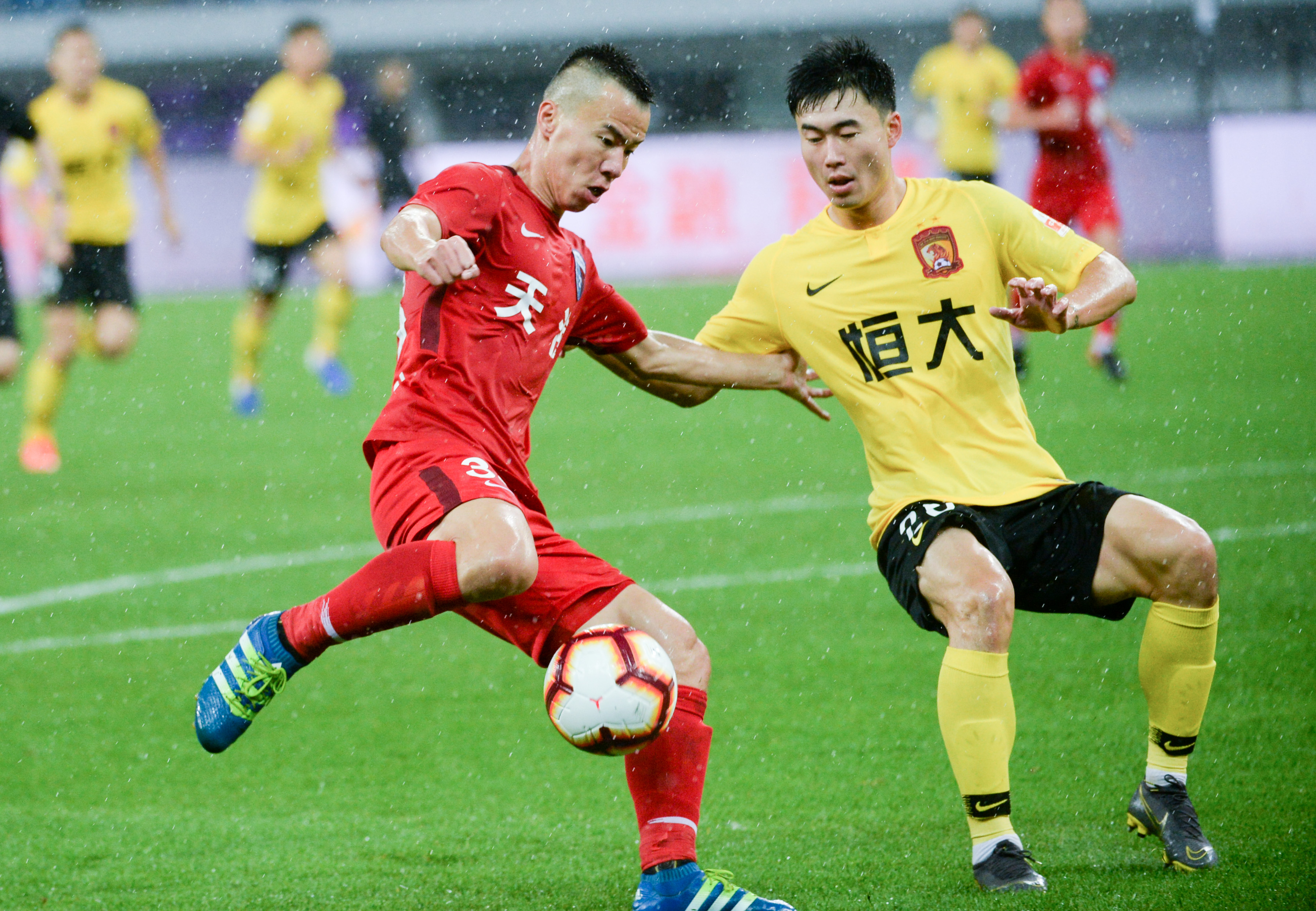 德转列希腊球员历史身价前10：马诺拉斯4500万第1，帕帕上榜（德转公布希腊球员历史身价前十：马诺拉斯4500万领跑，帕帕在列）