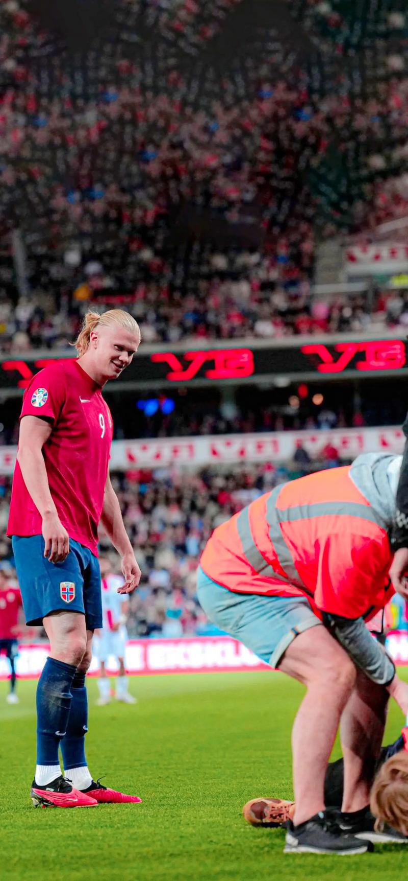 记者：阿什拉夫决定不进行手术治疗，他想参加非洲杯揭幕战（记者：阿什拉夫决定暂不手术，盼出战非洲杯揭幕战）