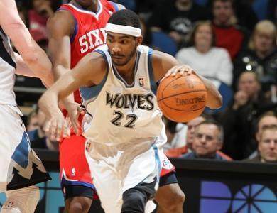 篮球湖人球迷制作大型海报欢迎队内新援（湖人球迷以巨幅海报欢迎新援加盟）