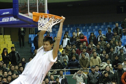 巴萨官方：欧冠对法鹰为高风险，将启动客队球迷安全管控预案（巴萨通告：欧冠对阵法鹰被定为高风险，将启用客队球迷安保预案）